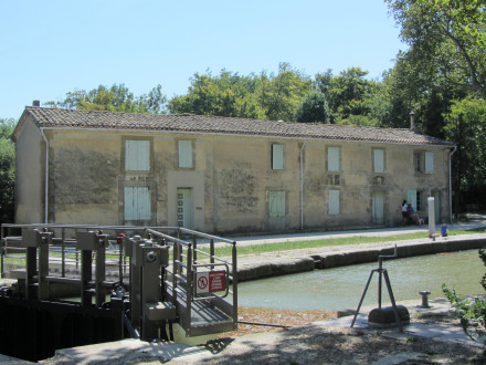 Canal du Midi, écluse (simple) de La Planque, maison éclusière, limitrove des communes de Mas-Saintes-Puelles et de Castelnaudary, Aude.