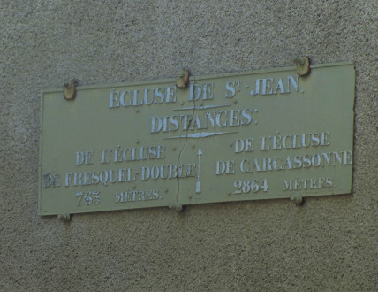 Canal du Midi, écluse (simple) de Saint Jean, plaque de la maison éclusière, commune de Carcassonne, Aude.