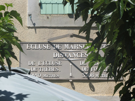 Canal du Midi, écluse (simple) de Marseillette, plaque de la maison éclusière, commune de Marseillette, Aude, première écluse dans le Minervois.
