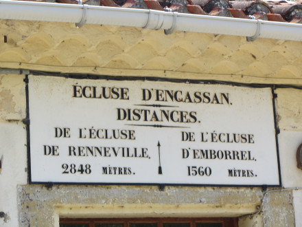 Canal du Midi, écluse (double) d'Encassan, plaque de la maison éclusière, commune d'Avignonet-Lauragais, Haute Garonne.