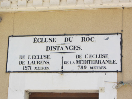 Canal du Midi, écluse du Roc, plaque de maison éclusière, commune de Mas-Saintes-Puelles, Aude.