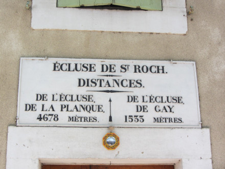 Canal du Midi, écluse (quadruple) de Saint Roch, plaque de la maison éclusière, commune de Castelnaudary, Aude.