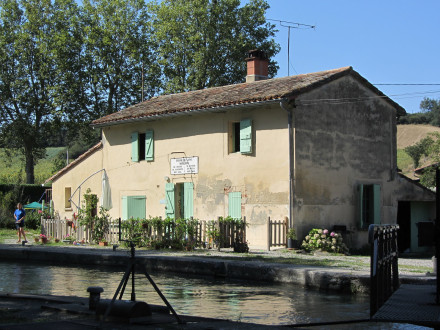 Canal du Midi, écluse (double) de Laval, maison éclusière, commune de Gardouch, Haute Garonne.