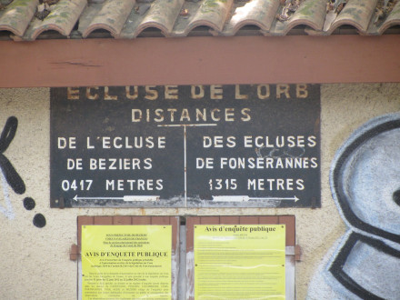 Canal du Midi, écluse (double) de l'Orb, plaque de la maison éclusière, commune de Béziers, Hérault.