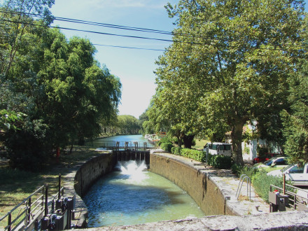 Canal du Midi, écluse (simple) Mediterranée (sens Etang de Thau Toulouse), commune de Mas-Saintes-Puelles, Aude.