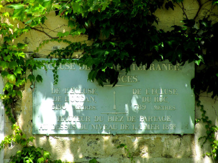 Canal du Midi, écluse (simple) Méditerranée, plaque de la maison éclusière, commune de Mas-Saintes-Puelles, Aude.