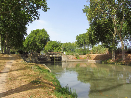 Canal du Midi, écluse (simple) d'Arièges (sens Etang de Thau Toulouse), arrivée du 60e bief (bief de Villeneuve), commune Villeneuve lez Béziers, Hérault.
