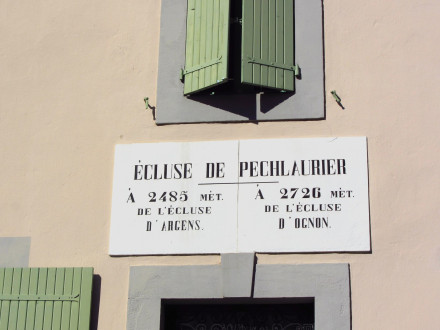 Canal du Midi, écluse (double) de Pechlaurier, plaque de la maison éclusière, commune d'Argens Minervois, Aude.