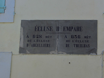 Canal de Jonction, écluse (simple) d'Empare, plaque de la maison éclusière, commune de Sallèles d'Aude.