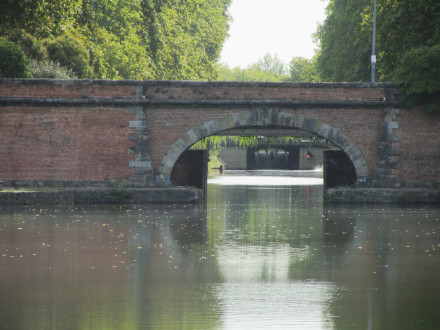 Canal du Midi à Toulouse, vue du 1er bief (bief de l'Embouchure,1 km 044 depuis la Garonne) et de l'écluse Béarnais.