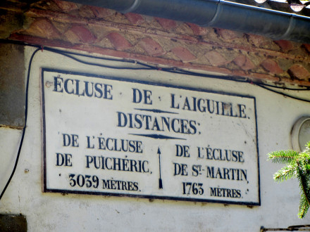Canal du Midi, écluse (double) de l'Aiguille, plaque de la maison éclusière, commune de Puichéric, Aude.