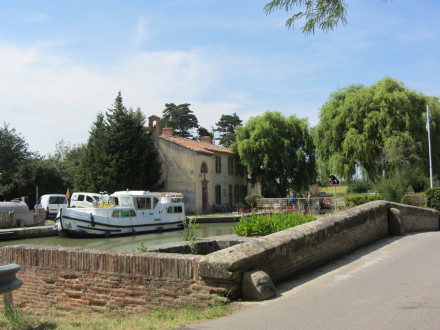 Canal du Midi, écluse (simple) et aqueduc de Negra enjambant le ruisseau La Thessauque, commune de Montesquieu-Lauragais, Haute Garonne.