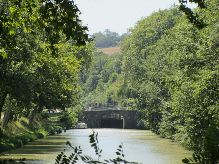 Canal du Midi, 13e bief (bief de Renneville, 2 km 843), arrivée sur l'écluse d'Encassan.