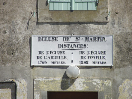 Canal du Midi, écluse de Saint Martin, plaque de la maison éclusière, commune de Blomac, Aude.