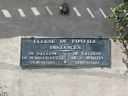Canal du Midi, écluse (triple) de Fonfile, maison éclusière, commune de Blomac, Aude.