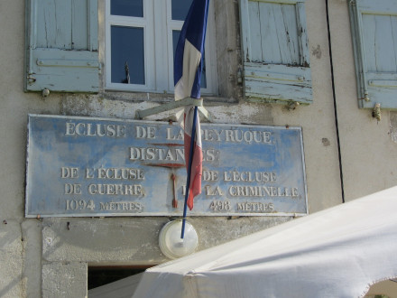 Canal du Midi, écluse de La Peyruque, plaque de la maison éclusière, commune de Saint Martin Lalande, Aude.