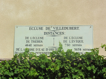 Canal du Midi, écluse (simple) de Villedubert, plaque de la maison éclusière, commune de Villedubert, Aude.