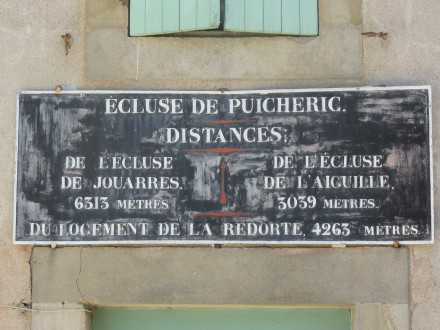 Canal du Midi, écluse (double) de Puichéric, plaque de la maison éclusière, commune de Puichéric, Aude.