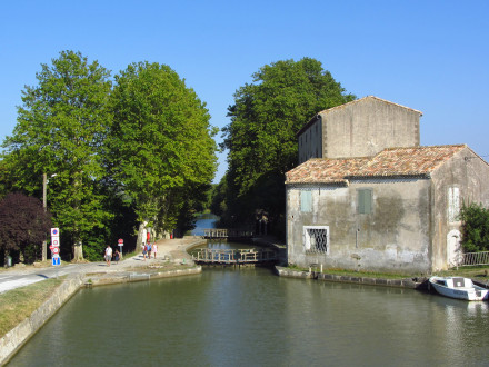 Canal du Midi, 21e bief (bief de Saint Roch, 4 km 678), à Castelnaudary, arrivée sur l'écluse de Saint Roch.